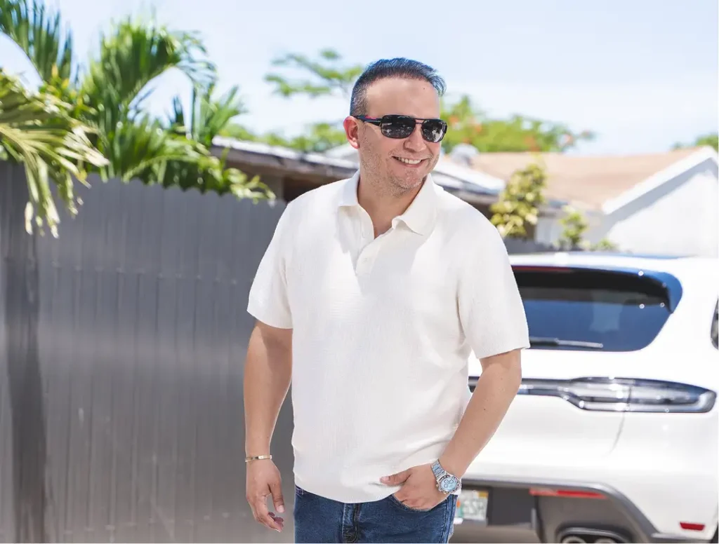 Jack Rojas, agente inmobiliario en Miami, Florida, sonriendo al aire libre.