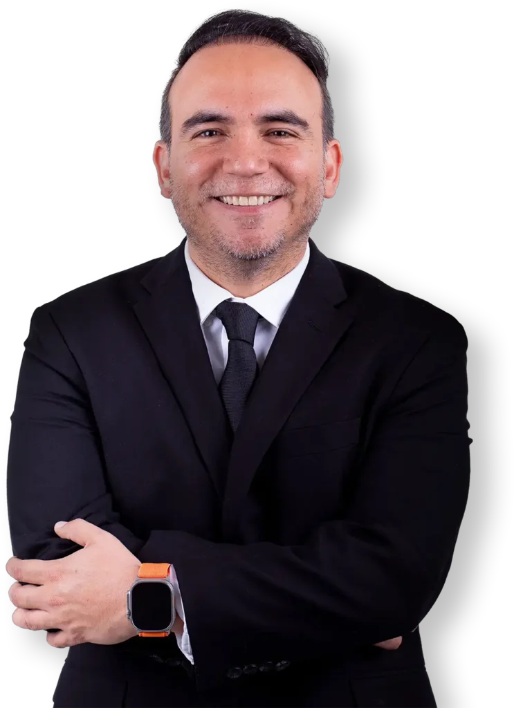 Retrato de Jack Rojas con traje negro, corredor inmobiliario con licencia en Florida de Domus Real Estate