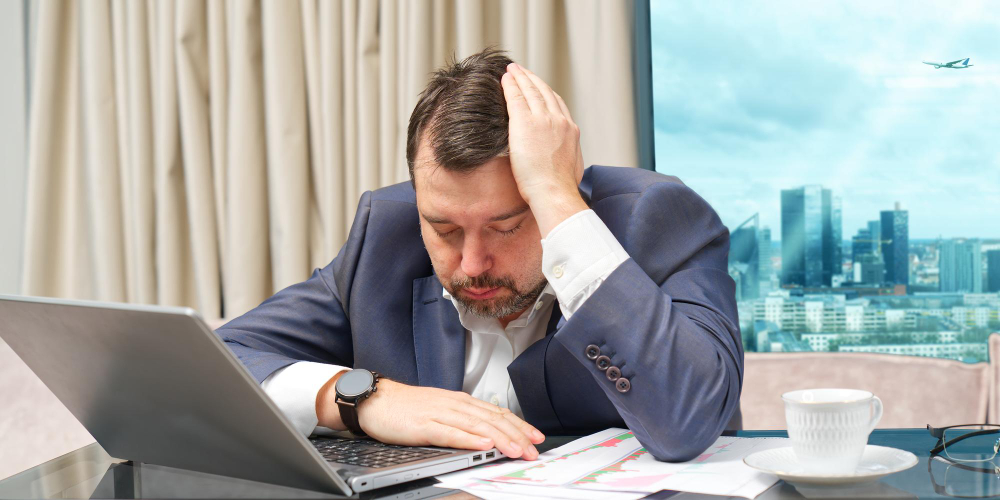 inversor latinoamericano revisando contrato propiedad Miami con broker