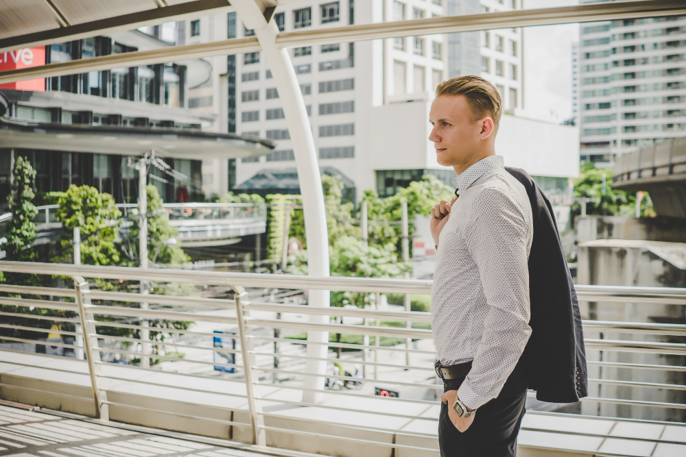 property manager en Miami explicando servicios a propietario internacional