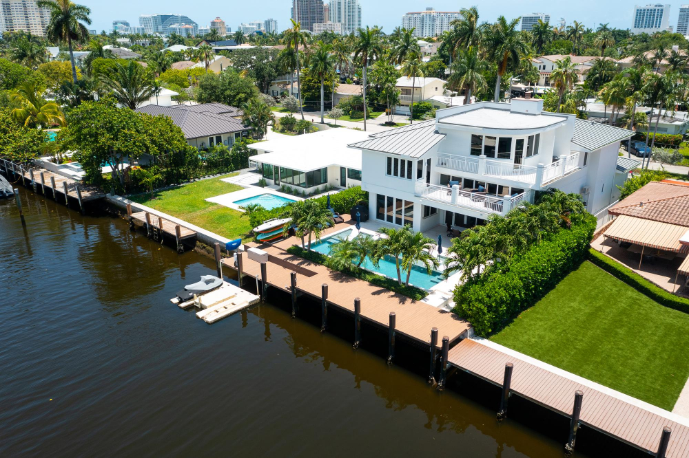 inversor latinoamericano evaluando propiedad Miami precio real 2026

